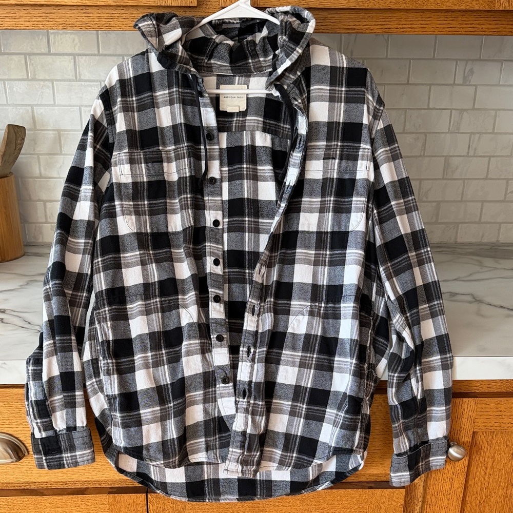 American Eagle Outfitters Black and White Plaid Casual Button Down Shirt